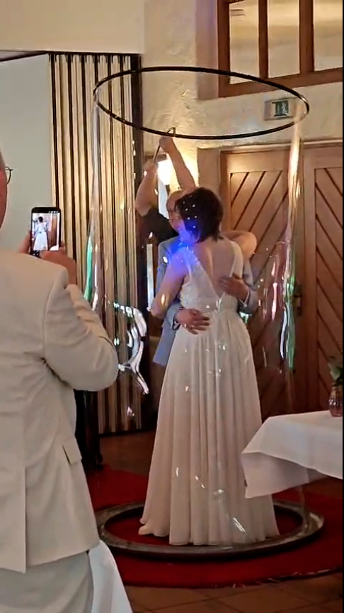 Seifenblasen-Magie zur Hochzeit: Ein Sektempfang voller Riesenseifenblasen und Brautpaar in Seifenblase