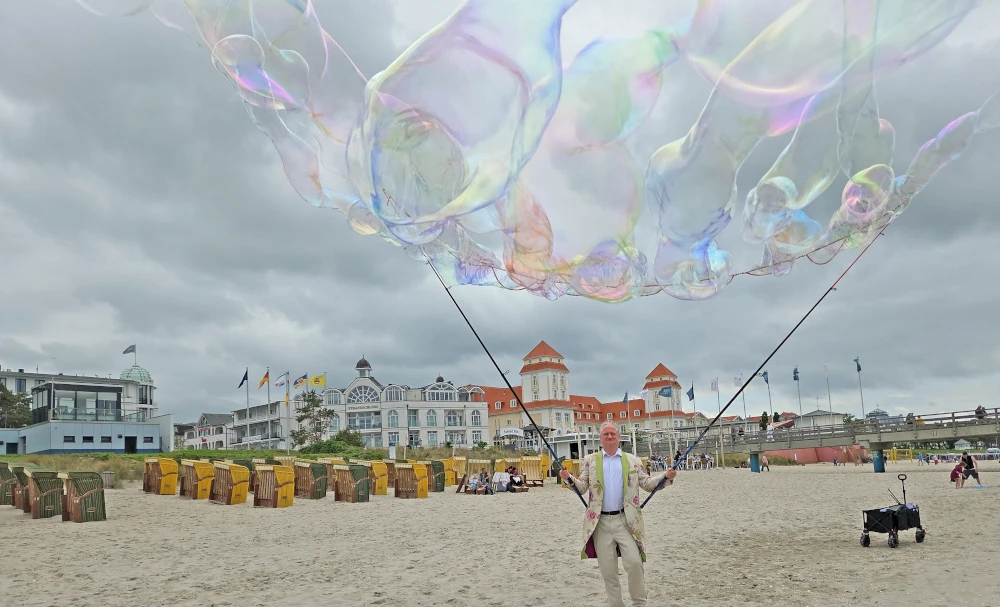 Drei Rollen, eine Magie: Vielseitigkeit beim Straßentheater Festival in Binz