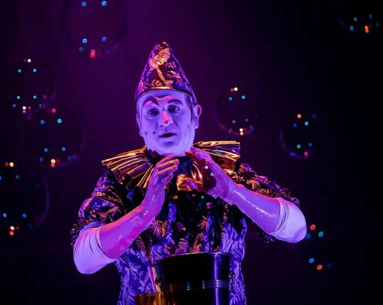 handseifenblasen Stephan Masur Ein Clown macht Seifenblasen mit den Händen