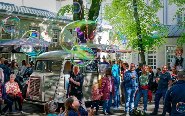 Wunderbarer Seifenblasen Walkact auf einer Firmenfeier inStuttgart Ein Seifenblasenkünstler machct Riesenseifenblasen