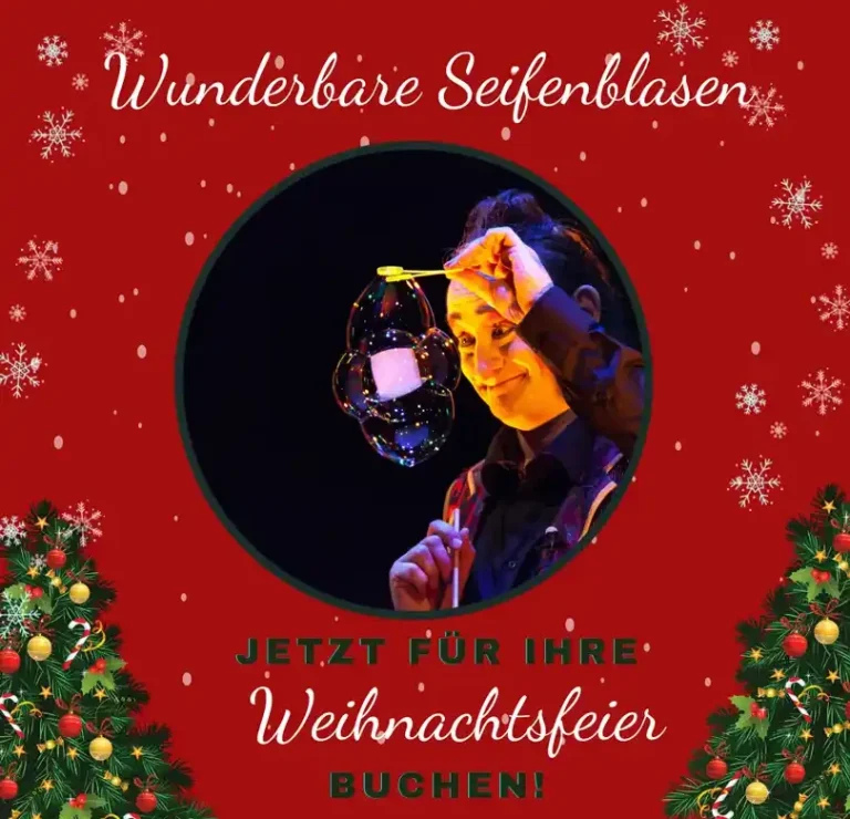 Frau erstellt Seifenblasen mit festlicher Weihnachtsdekoration im Hintergrund.