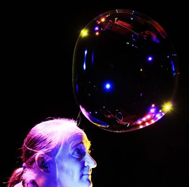 Riesenseifenblase vor Kopf Stephan Masur