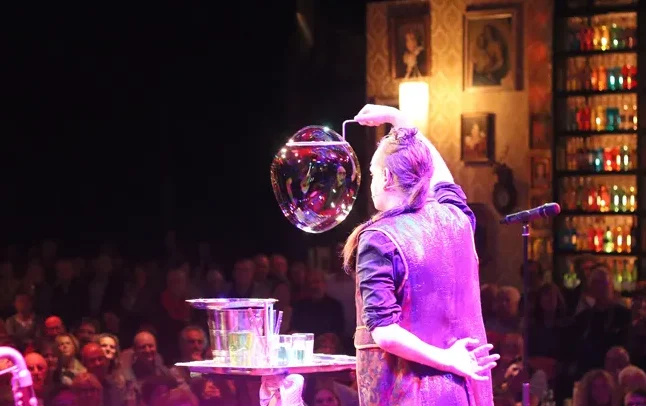 Wunderbare Seifenblasenshow auf einer Gala Ein Clown zeigt eine Seifenblase auf einer Gala