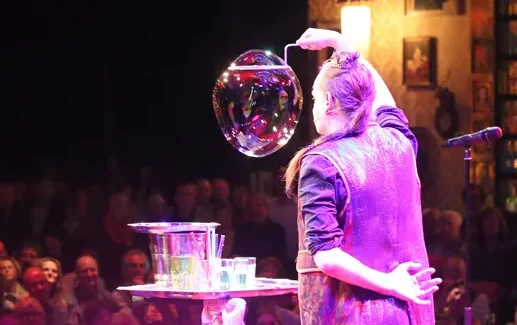 Seifenblasen galaxy der Seifenblasen Show von Stephan Masur Ein Seifenblasenkünstler zeigt einem großem Publikum eine riesiege Seifenblasen