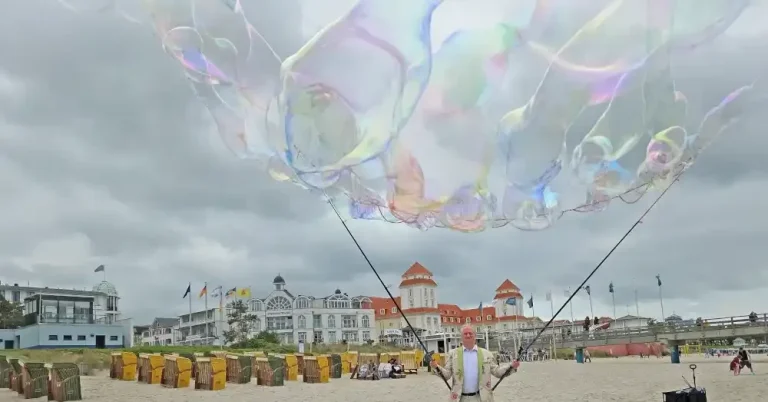 Seifenblasen Walk Act Stephan Masur Wunderbare Seifenblasen Ein Mann macht Riesenseifenblasen an einem Strand