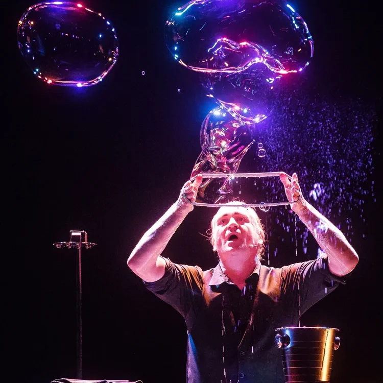 Stephan Masur Wunderbare Seifenblasen Varietespektaskel im Pantheon im Pantheon Ein Performer erschafft große Seifenblasen auf einer Bühne.