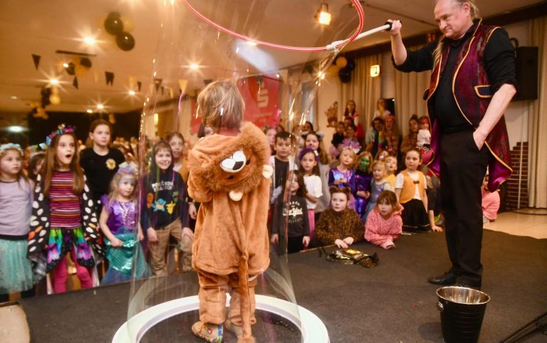Kind in Bubble - einKind in einer Seifenblase Ein Kind in einem Löwen kostüm stehet in einer grpßen Seifenblase