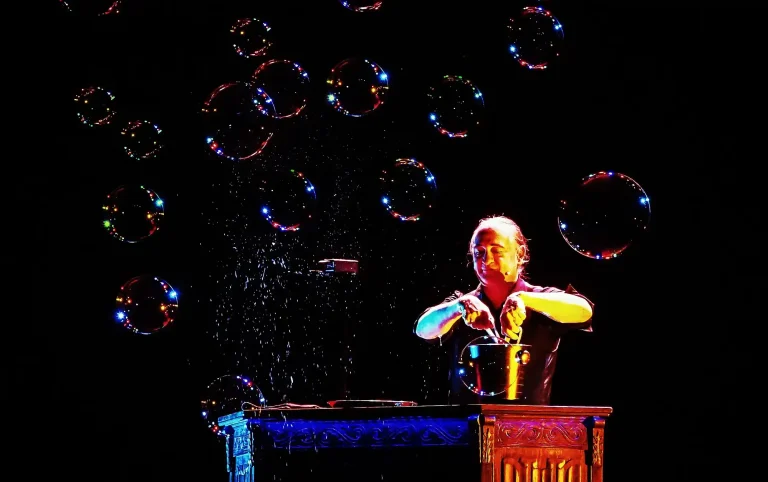 ASeifenblasensturm in der Seifenblasen Show von Stephan Masur Ein Künstler mache viele Seoifenblasen hinter einer Bar