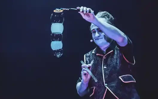 Stephan Masur Seifenblasen Kette mit Rauch Ein Seifenblasenkünstler zeigt eine Seifenblasen Kette