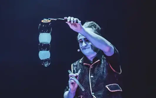 Seifenblasenkünstler Stephan Masur mit einer Seifenblasenkette Ein Clown zeigt eine Kette mit Seifenblasen