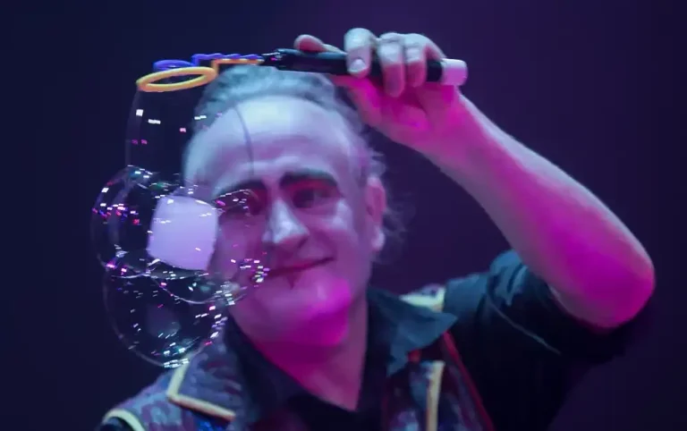 Stephan Masur Vierreckige Seifenblase Ein Clown zeigt eine Rauchblkase umgeben von anderen Seifenblasen